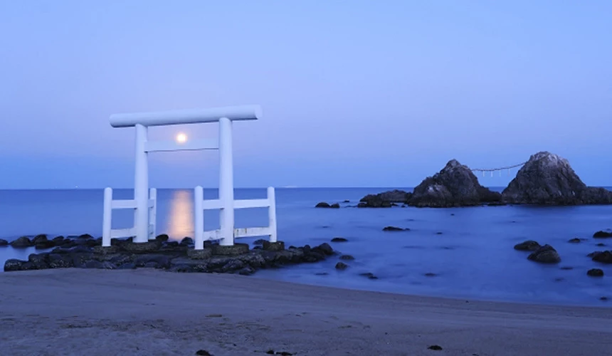 接近夜晚佇立在海上的福岡糸島櫻井神社鳥居