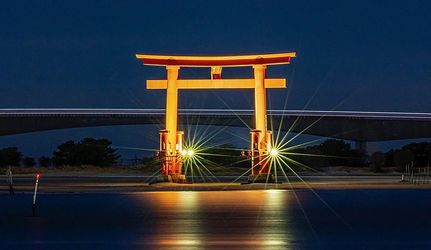 夜晚夜燈下静岡弁天島海浜公園海上鳥居