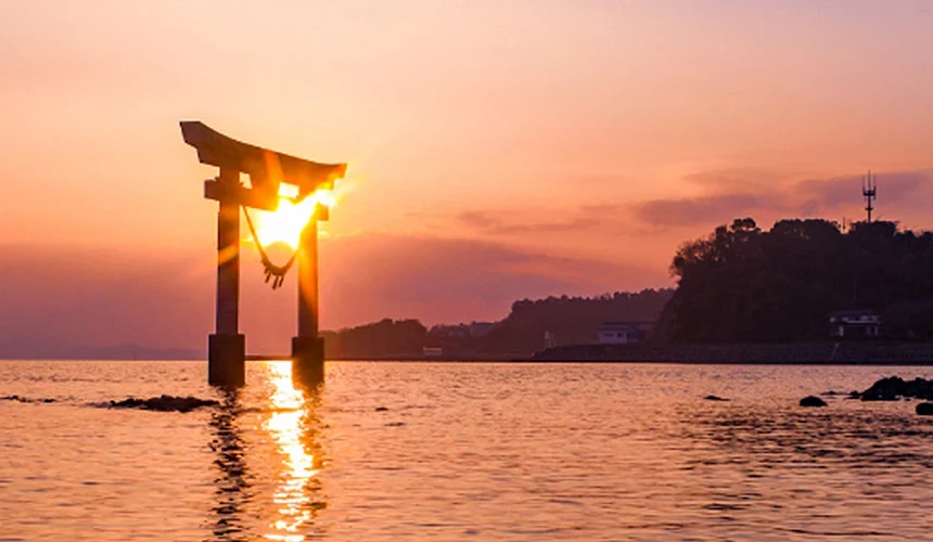 夕陽下熊本永尾剱神社鳥居