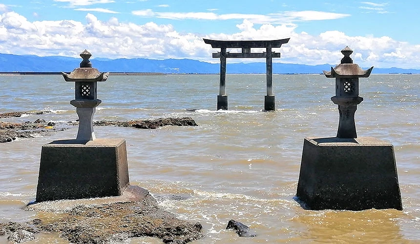 海上有兩個燈柱與熊本永尾剱神社鳥居