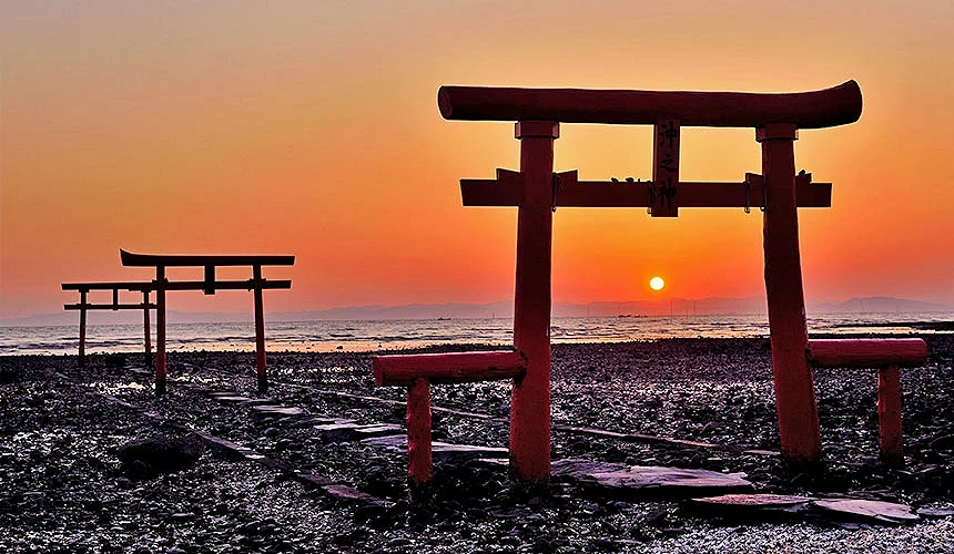 夕陽下站立在退潮砂石岸上的佐賀大魚神社鳥居3圖