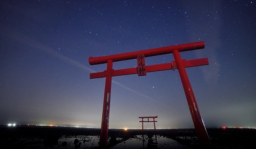 夜晚星空下的佐賀大魚神社鳥居