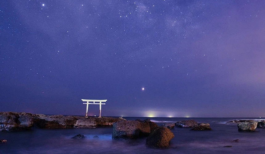 夜晚星空下的茨城大洗磯前神社鳥居