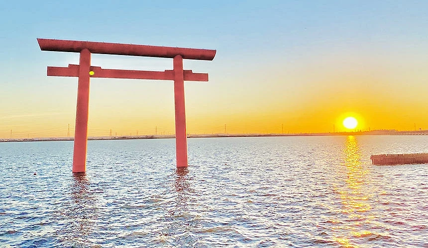 茨城鹿島神宮鳥居與升上海平面的太陽
