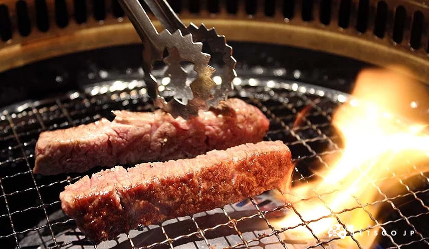 兩塊正在燒烤的牛肉