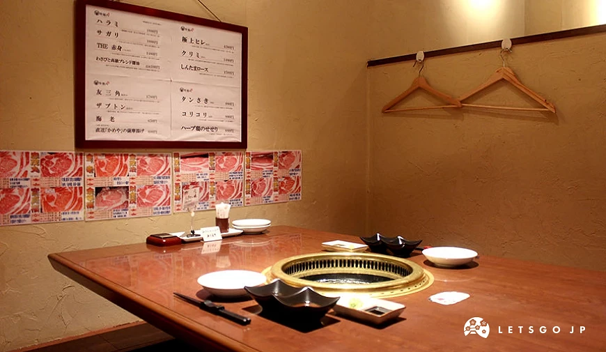 包廂式的座位桌上有內嵌式烤網及餐具