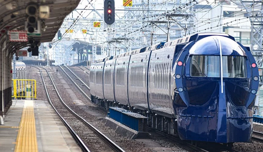 關西機場特急列車「南海電鐵」抵達難波站月台,是大阪與機場間的熱門交通工具