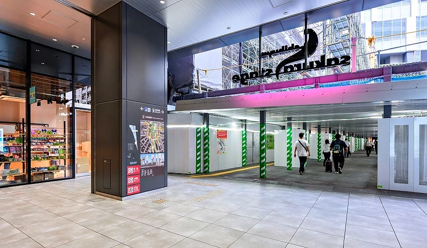 JR澀谷站新南改札口前往東京澀谷新地標Shibuya Sakura Stage的通路