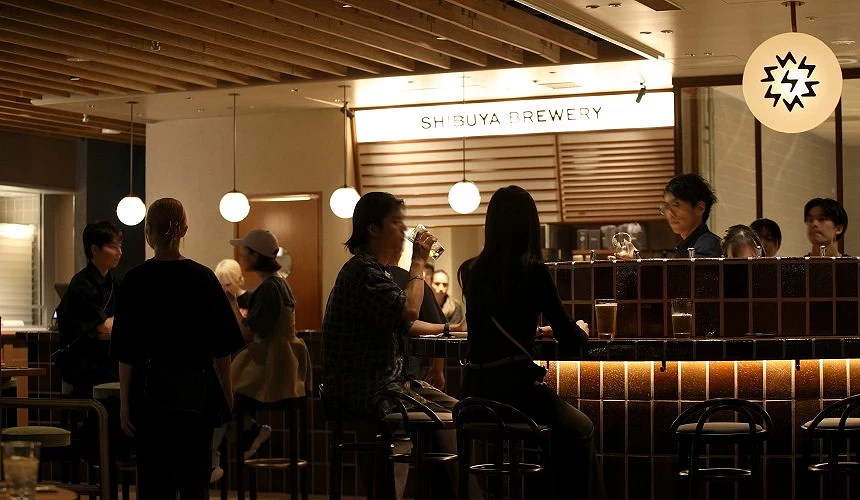 東京澀谷新地標Shibuya Sakura Stage四樓的「SHIBUYA SAKURAGAOKA BEER HALL」美食廣場夜晚氛圍