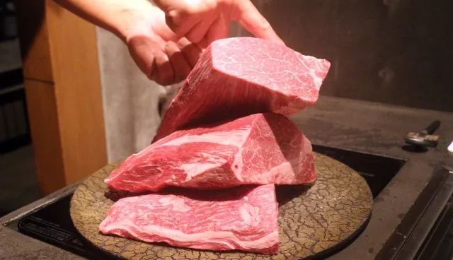 札幌「北海道燒肉 KITAUSHI」：北海道產和牛必吃，店員代烤美味掛保證！