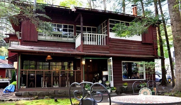Cafe 涼之音是輕井澤建築外觀及戶外桌椅