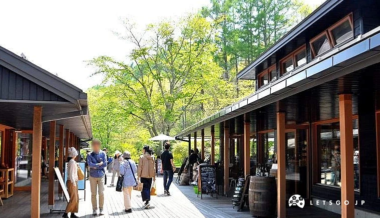 輕井澤榆樹街小鎮戶外木棧道商店區
