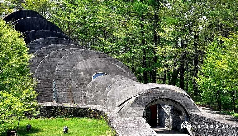 樹林中石頭建造像隧道的教堂