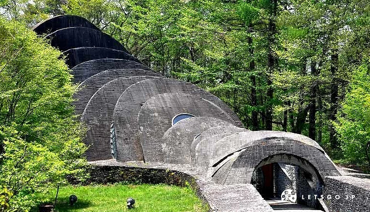 樹林中石頭建造像隧道的教堂