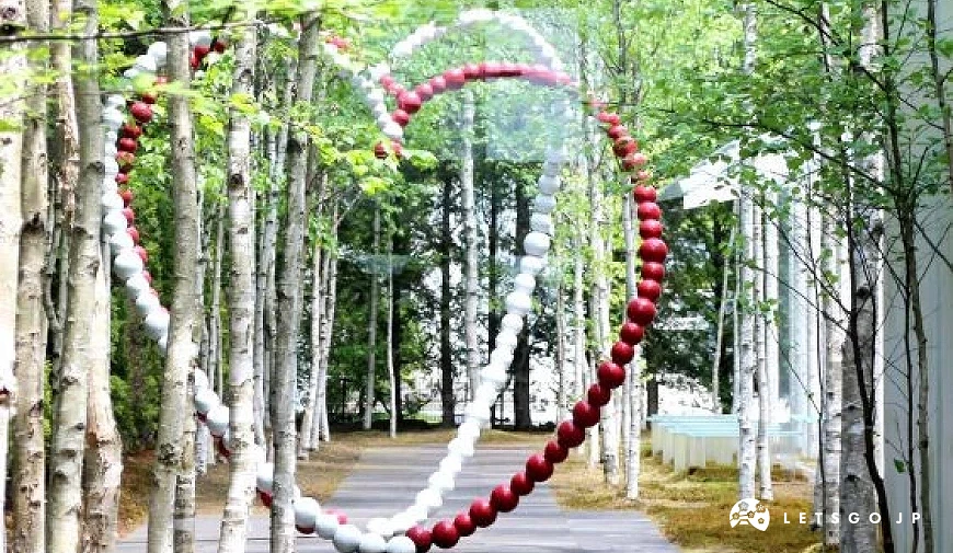 中庭有法國當代藝術家 Jean-Michel Othoniel 的作品「心靈之門」