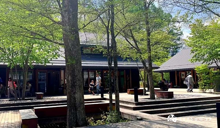 榆樹街小鎮的木造商店及木棧道