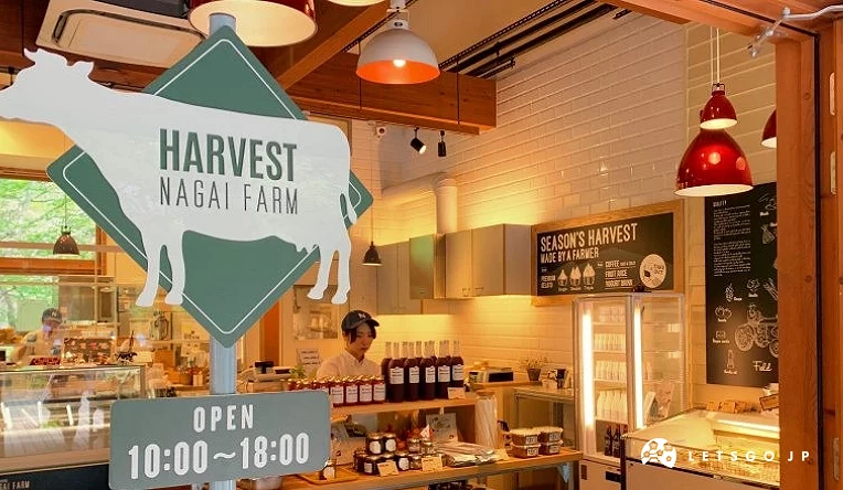 從「HARVEST NAGAI FARM」的玻璃櫥窗看進店內擺設