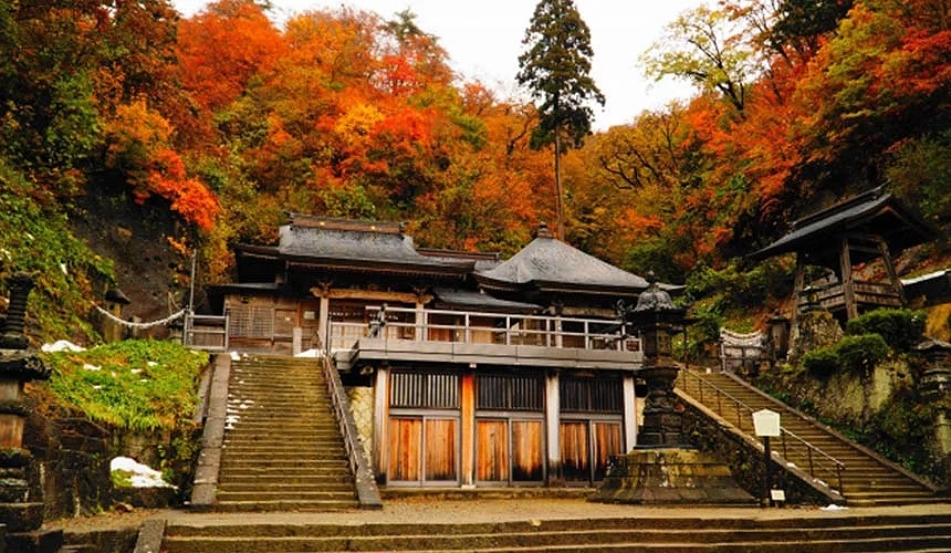 山形縣名勝山寺(立石寺),秋季紅葉染滿山谷,古寺更顯莊嚴