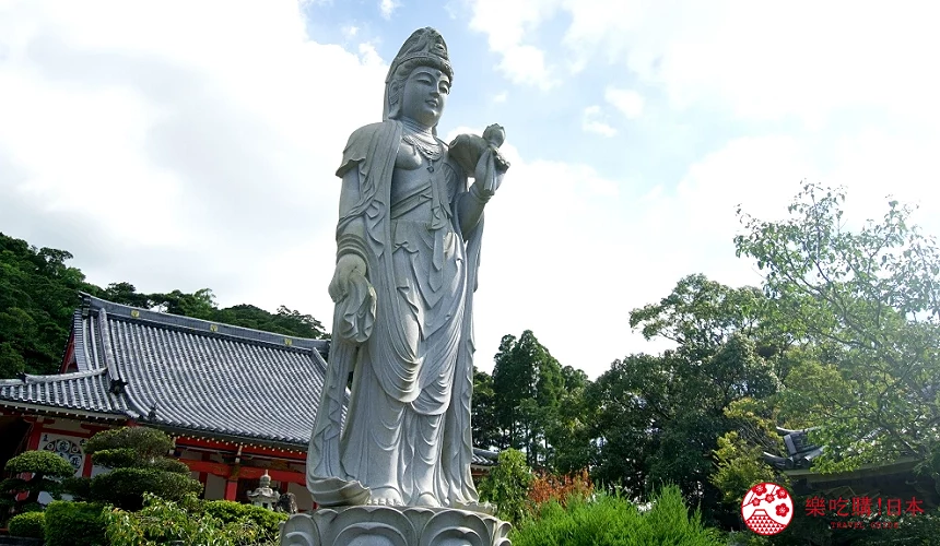 院內的巨大觀音像既慈眉善目又充滿魄力