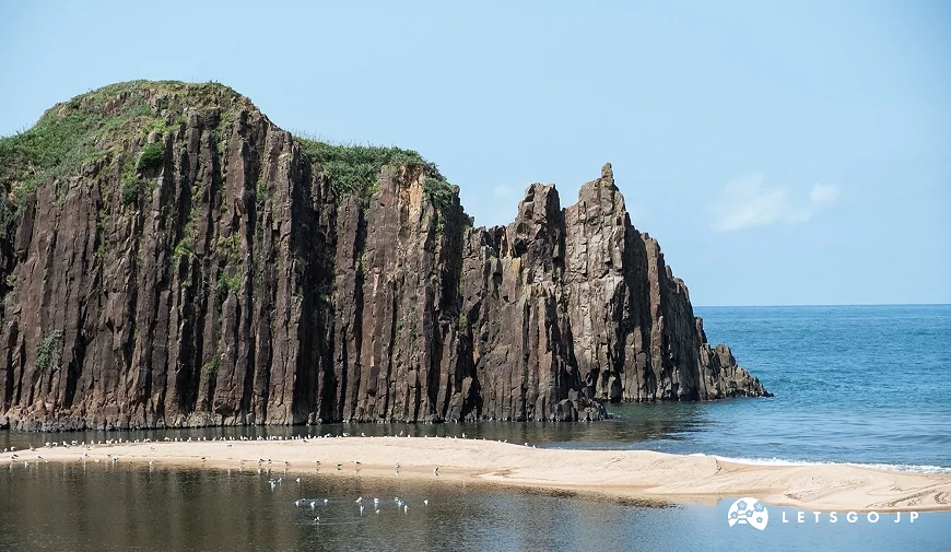 京丹後立岩——矗立於竹野川河口的高約20公尺安山岩巨岩,岩壁呈垂直柱狀節理