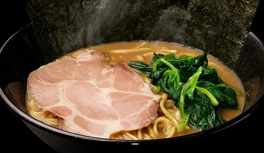 海苔、叉燒、菠菜等配料的家系拉麵