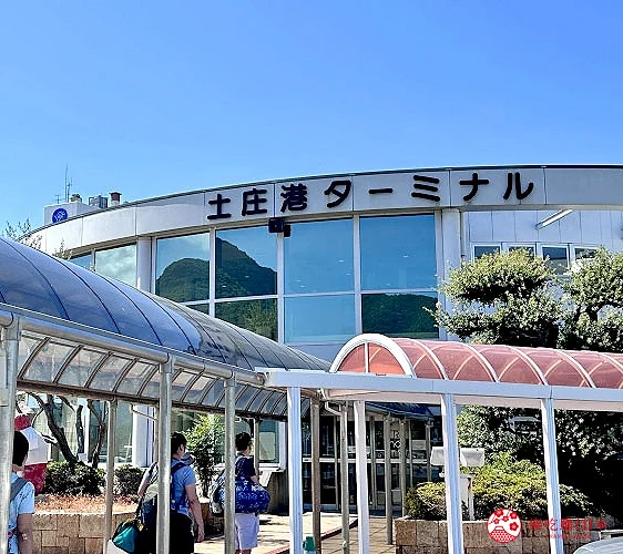 寫有「土庄港ターミナル」字樣的港口建築入口