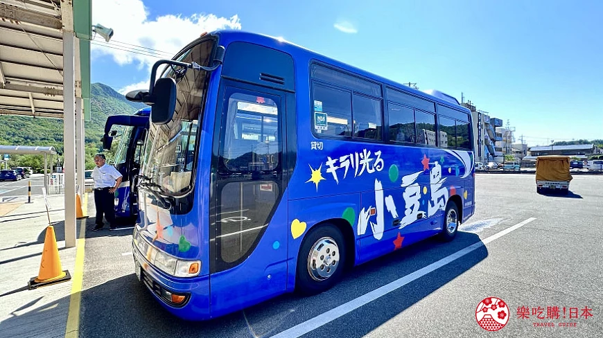 藍色觀光巴士停靠於站牌旁車道