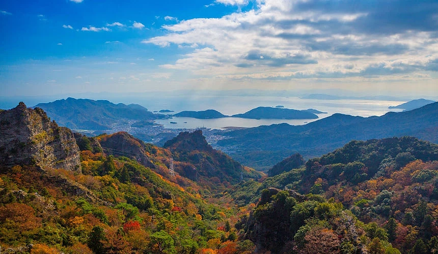 俯瞰山脈與海灣景色的高處遠景