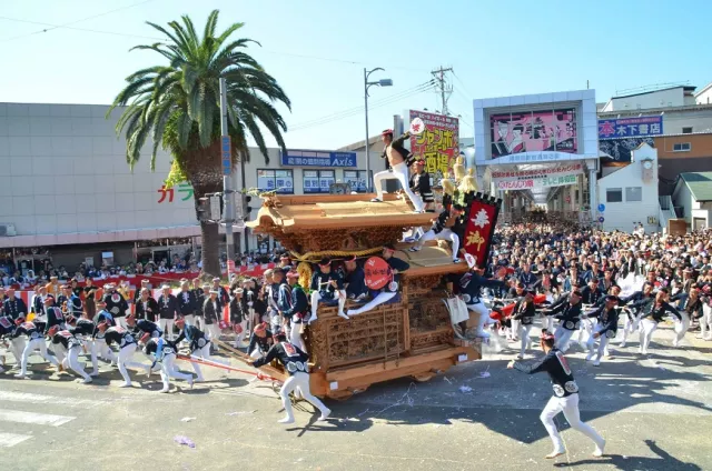 日本最大地車祭典！在急速甩尾中大展男子漢氣勢的大阪「岸和田地車祭」