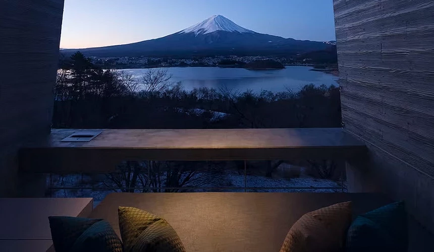 房間內令人屏息的富士山湖景在眼前展開
