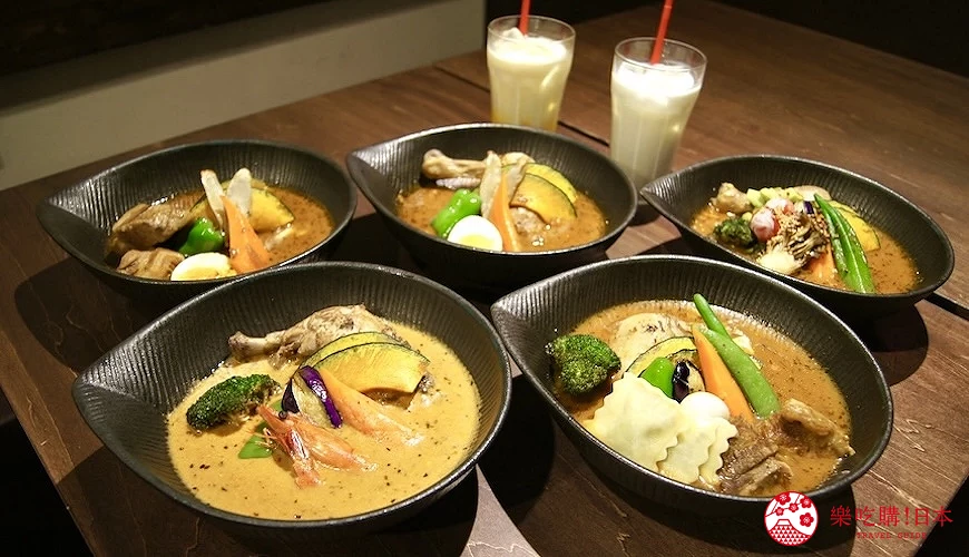 北海道湯咖哩推薦札幌湯咖哩SoupCurry LAVI5碗湯咖哩擺滿桌