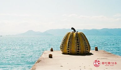 直島上的代表作品「南瓜」,出自藝術家草間彌生之手