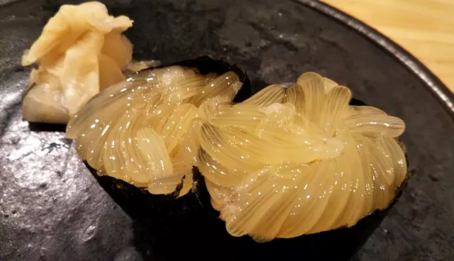 北海道人才知道的超稀有美食！一口爆漿「生章魚卵壽司」極品滋味一吃難忘！