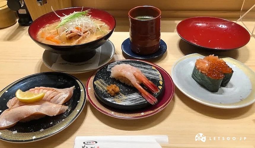 陶盤盛裝各式壽司,美味誘人,日式壽司精美。