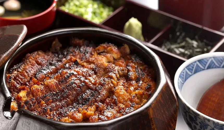 熱田蓬萊軒松坂屋店鰻魚飯盛於圓形木桶碗中,表面烤色焦香,旁附青蔥、海苔配菜格與醬汁碗