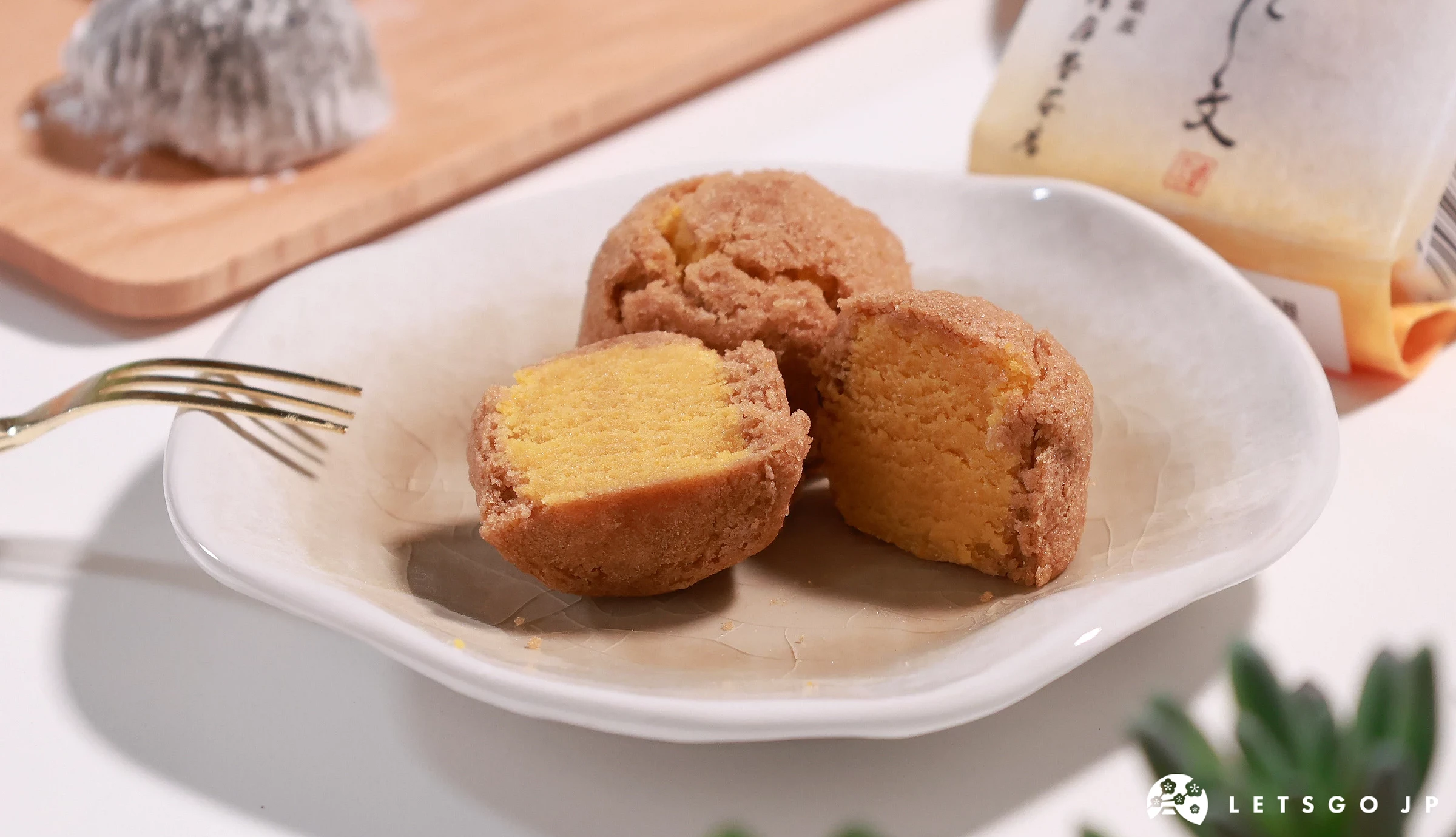 內餡是以蛋黃餡為主的和菓子