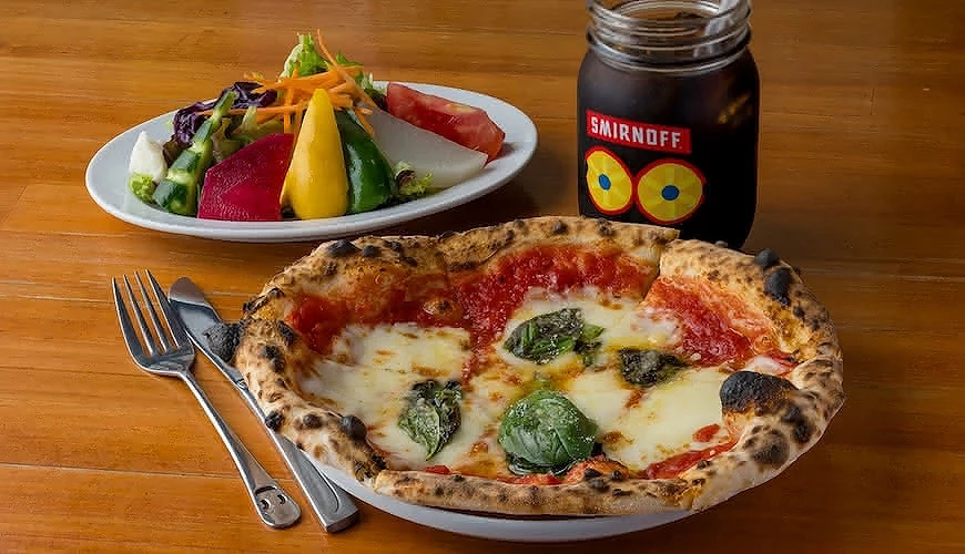 瑪格麗特 Pizza 再附上沙拉、無酒精飲料的「本日 Pizza」