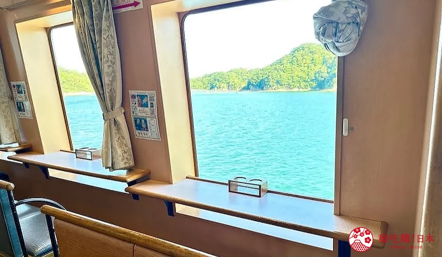 船艙內對著窗戶的座位,可輕鬆飽覽美景