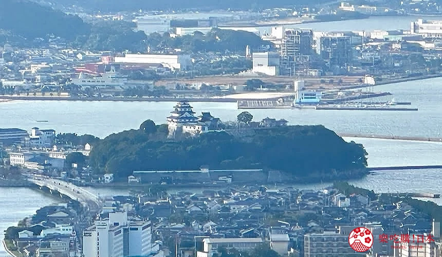 從鏡山展望台能遠眺唐津城