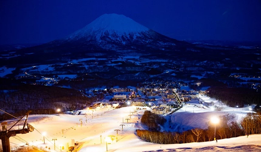 夜晚的Niseko Tokyu Grand HIRAFU雪場