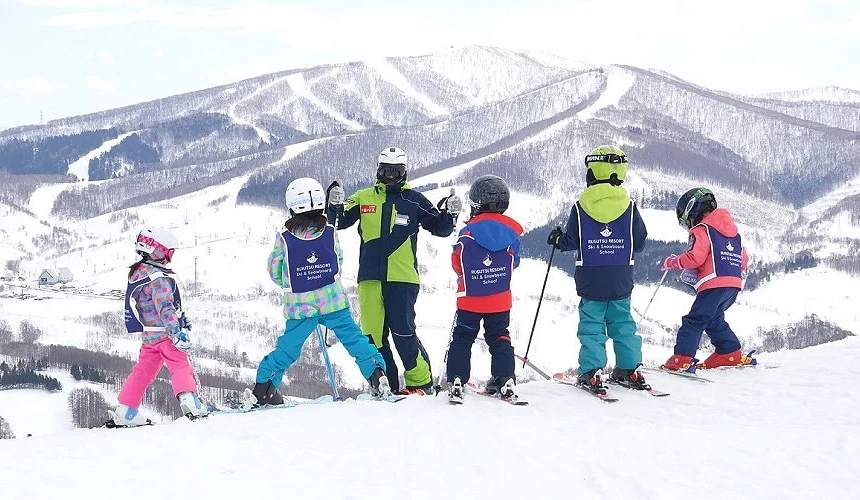 老師帶著5個學生們滑雪