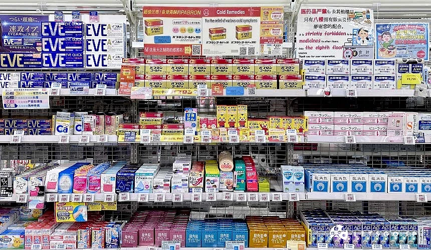 感冒藥、止痛藥、腸胃藥、眼藥水等人氣藥品整齊的陳列在在架上攝影:Angie