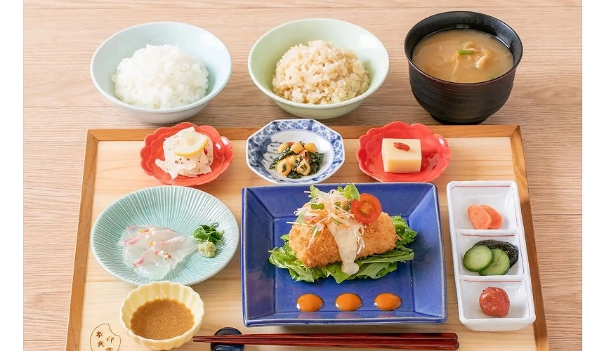 主菜為「雙色奶油螃蟹可樂餅」的象印御膳,售價2,180日圓。