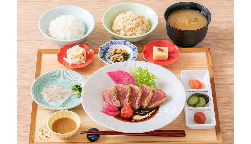 主菜為「炸黑毛和牛肉排佐濃厚味噌醬」,以肉類為主的象印御膳,售價2,780日圓。