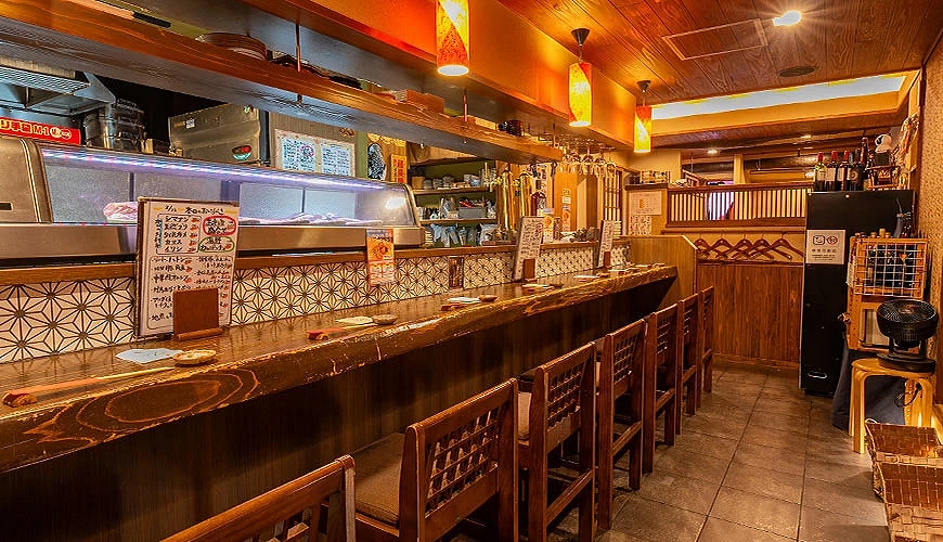 酒菜屋 NAGARE 的店內裝潢十分道地親民