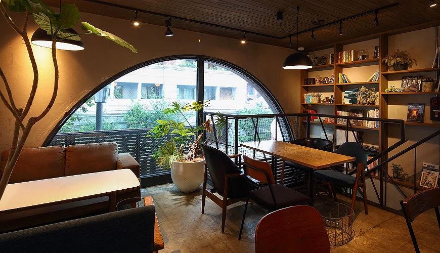 HAYAMA COFFEE 店內以深色木調作為設計