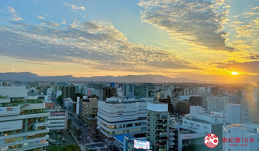 從客房窗戶望見宮崎市區與夕陽景致,旅途中最療癒風景