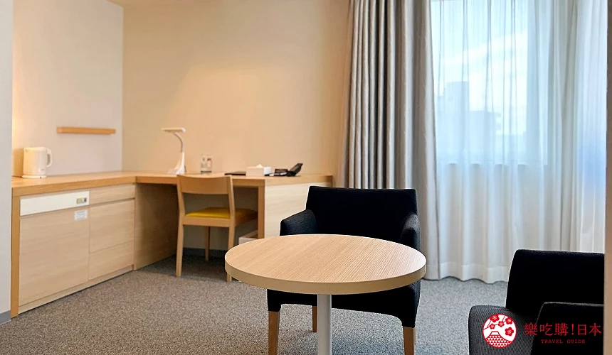 房內配置L型書桌與沙發椅,睡眠與起居空間巧妙分區