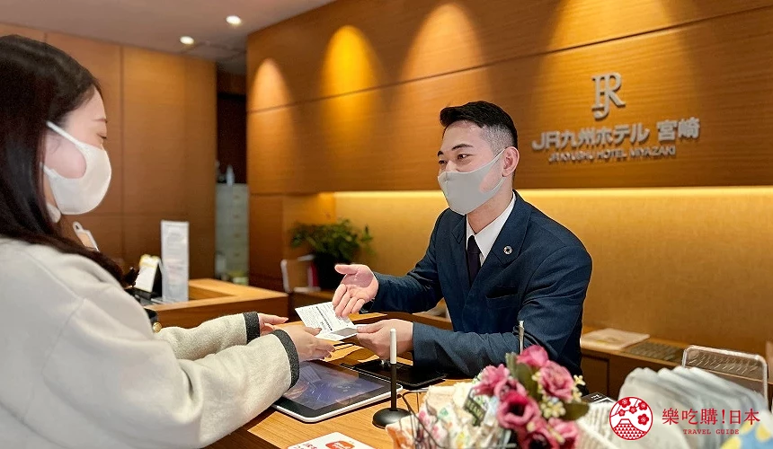 飯店提供人工與自助式入住退房服務,多語支援操作便利