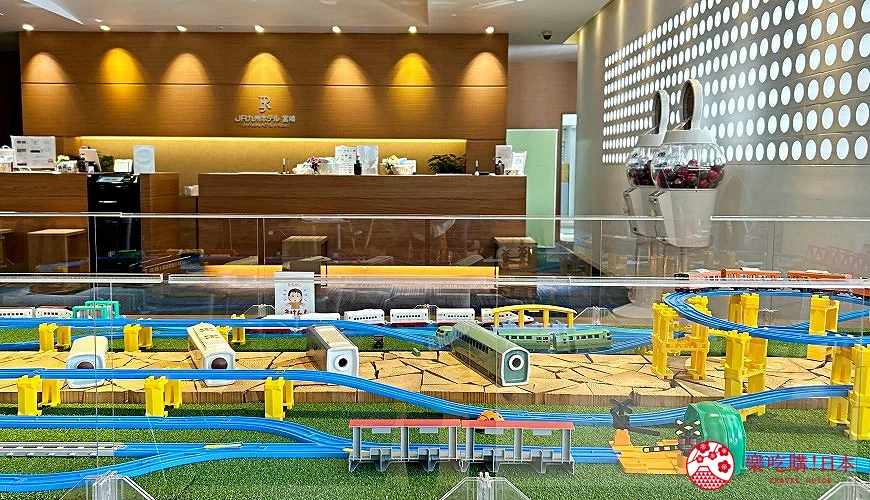 大廳展示JR九州鐵道模型與列車造型燒酒瓶,展現在地文化